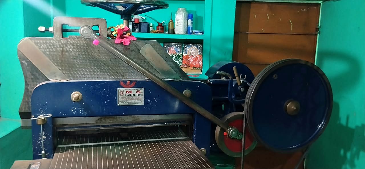Paper cutting machine